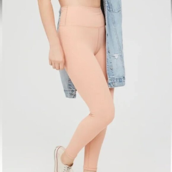 Aerie Offline HighRise 7/8 Length Ribbed Classic Leggings - Medium in Dusty Pink - Picture 2 of 7